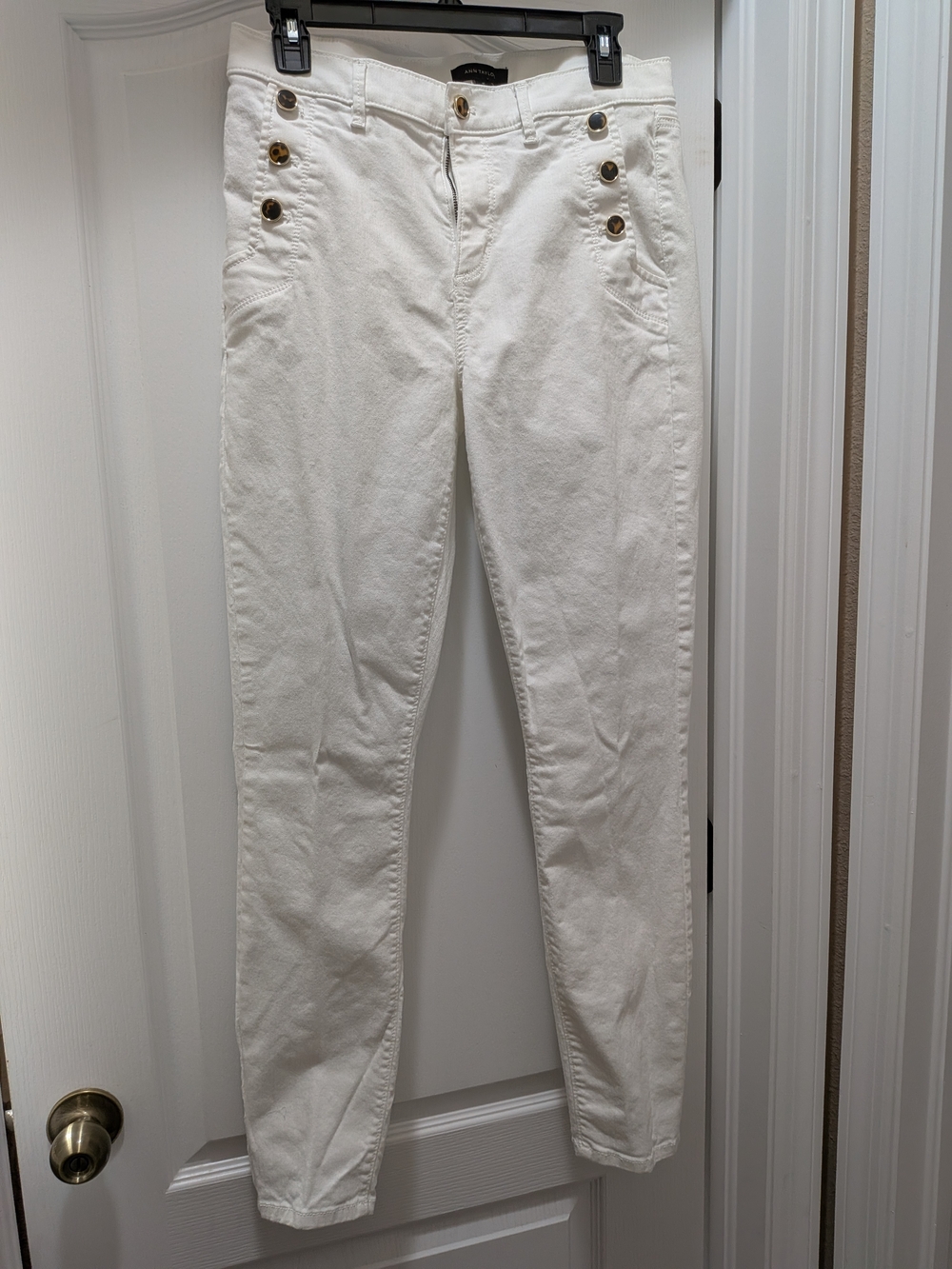 Ann Taylor White Jeans with Button Accents And Tapered Ankle Size 8T